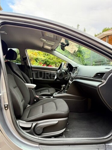 Hyundai Elantra-13