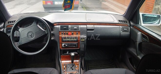 Mercedes E 240-6