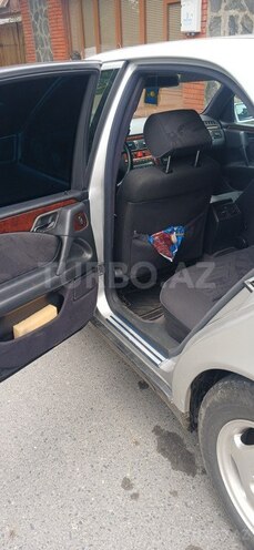 Mercedes E 240-5