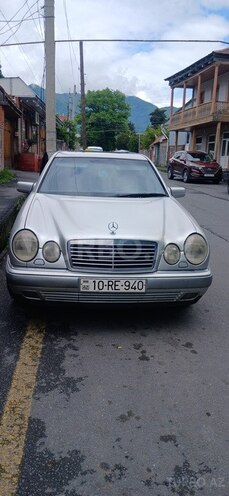 Mercedes E 240-1