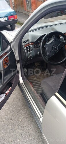 Mercedes E 240-4