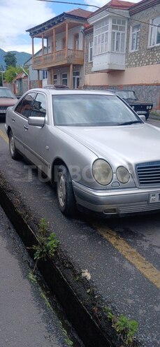 Mercedes E 240-8