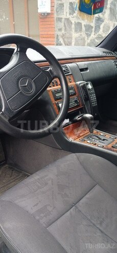Mercedes E 240-3