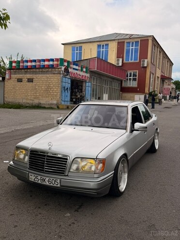 Mercedes 220 E-2