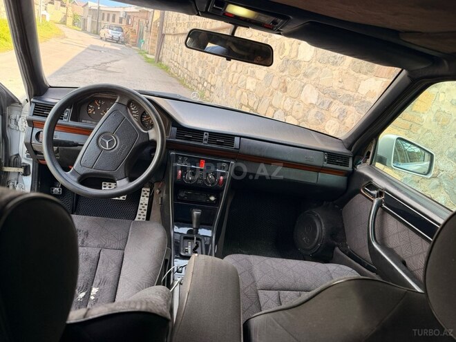 Mercedes 220 E-13