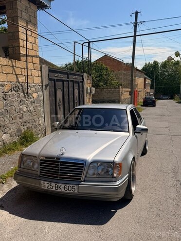 Mercedes 220 E-16