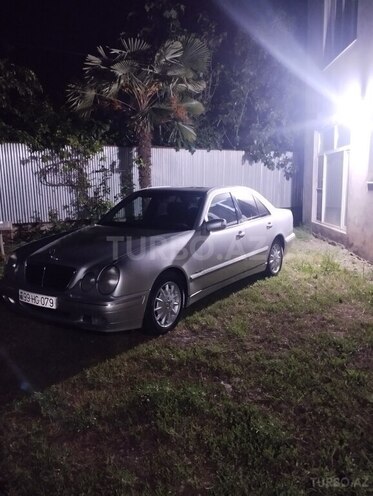 Mercedes E 270-9