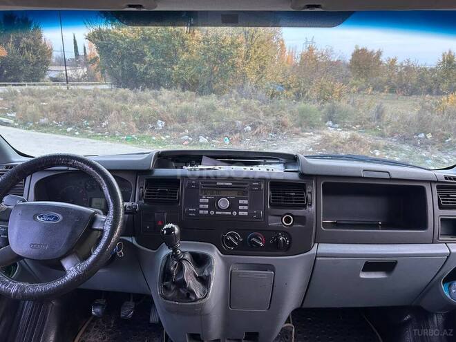 Ford Transit-13