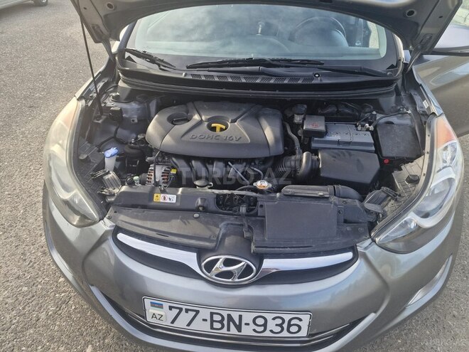 Hyundai Elantra-13