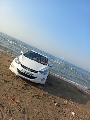 Hyundai Elantra-2