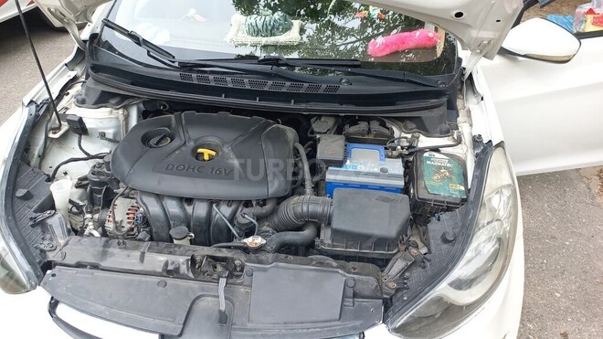 Hyundai Elantra-8