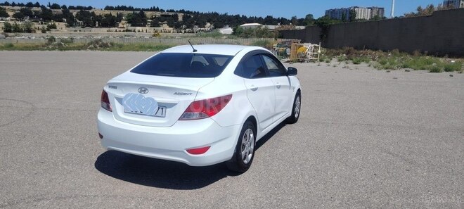 Hyundai Accent-4