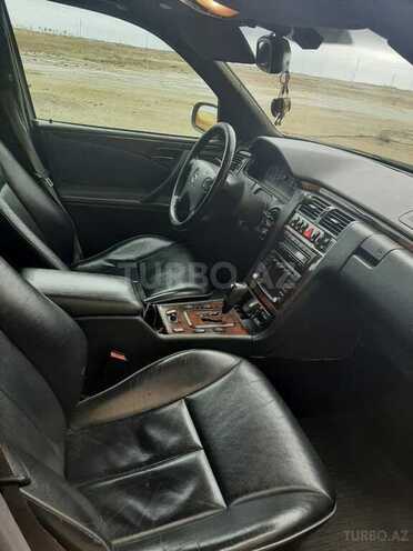 Mercedes E 270-7