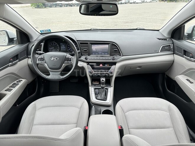 Hyundai Elantra-12