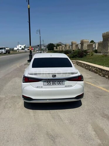 Lexus ES 300h-16