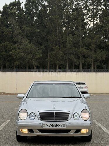 Mercedes E 270-1