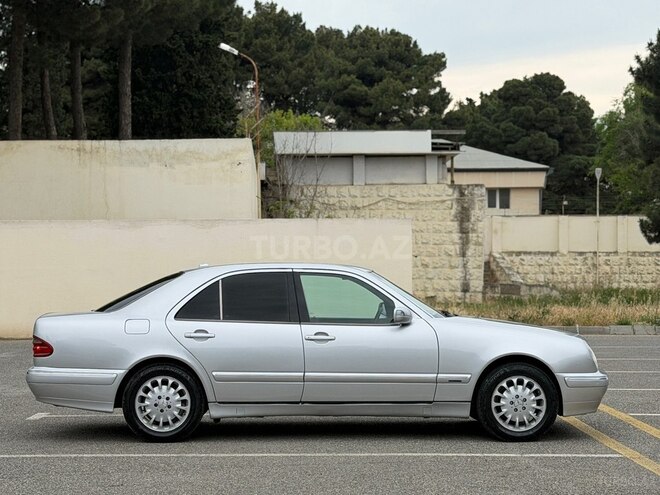 Mercedes E 270-7