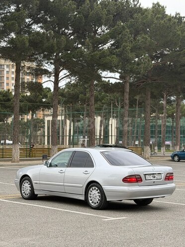 Mercedes E 270-8
