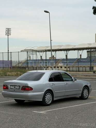 Mercedes E 270-9