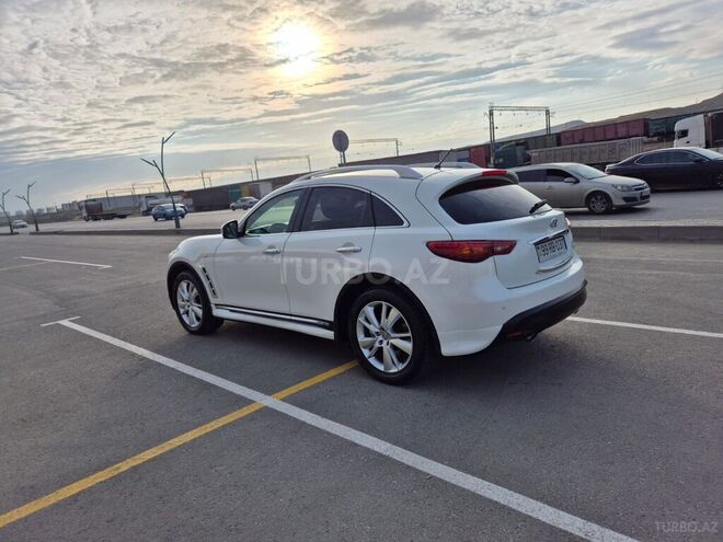 Infiniti QX70-9