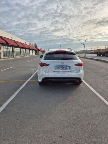 Infiniti QX70-10