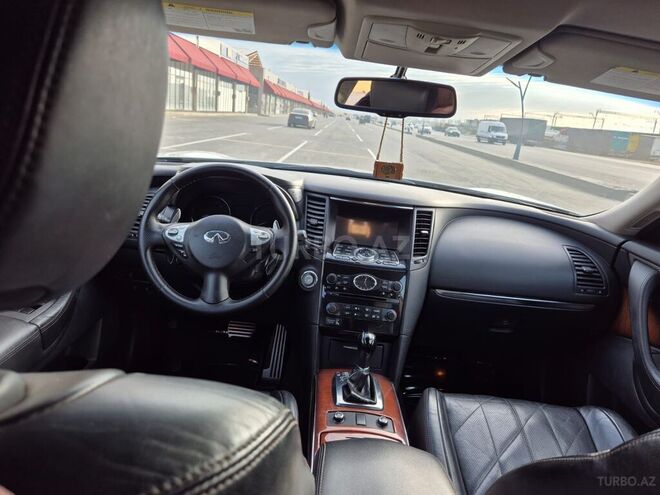 Infiniti QX70-8
