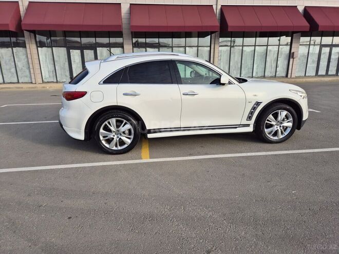 Infiniti QX70-7