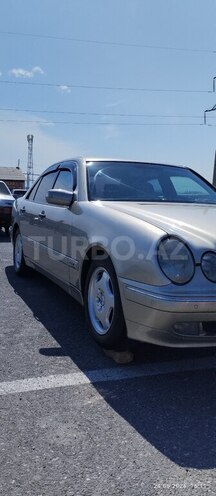 Mercedes E 240-4
