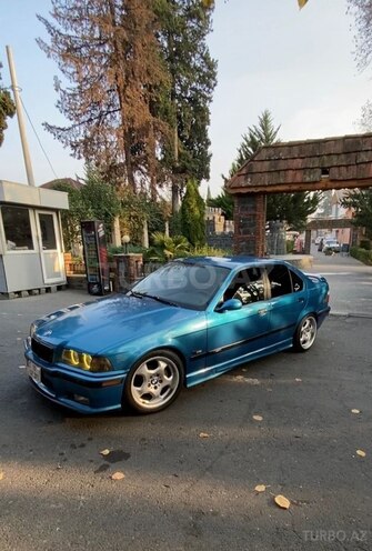 BMW 320-1