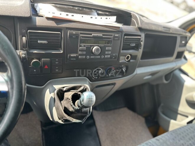 Ford Transit-12