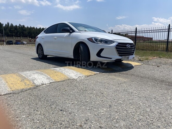 Hyundai Elantra-11