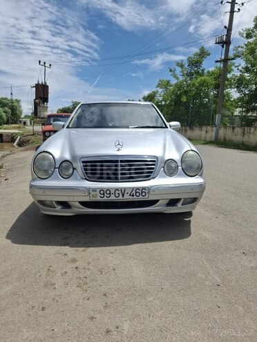 Mercedes E 240-1