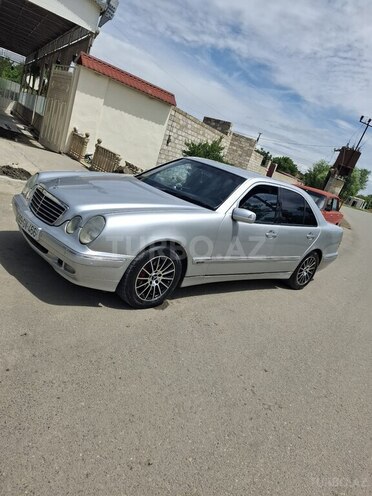 Mercedes E 240-4