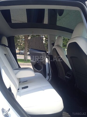 Tesla Model Y-18