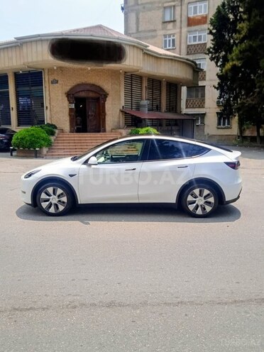 Tesla Model Y-8