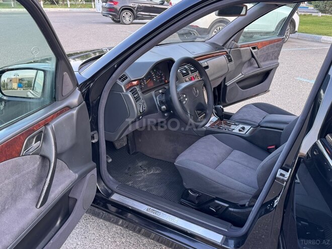 Mercedes E 220-11