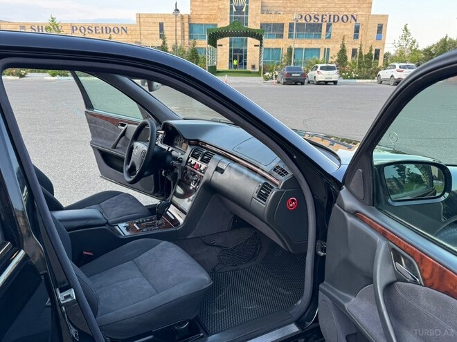 Mercedes E 220-12