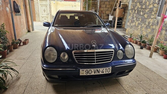 Mercedes E 240-1