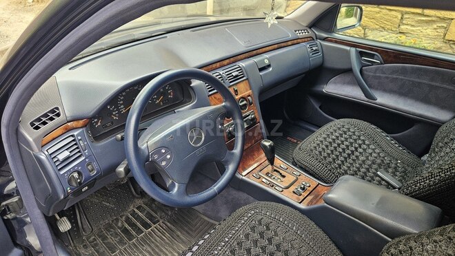 Mercedes E 240-2