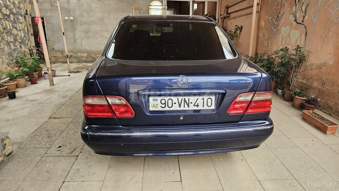 Mercedes E 240-13