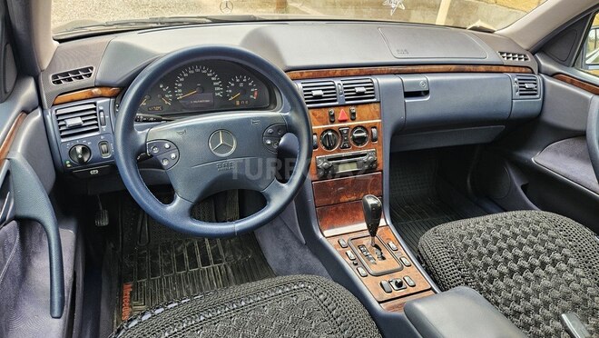 Mercedes E 240-5