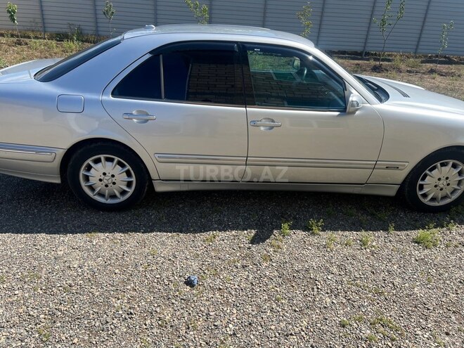 Mercedes E 240-5
