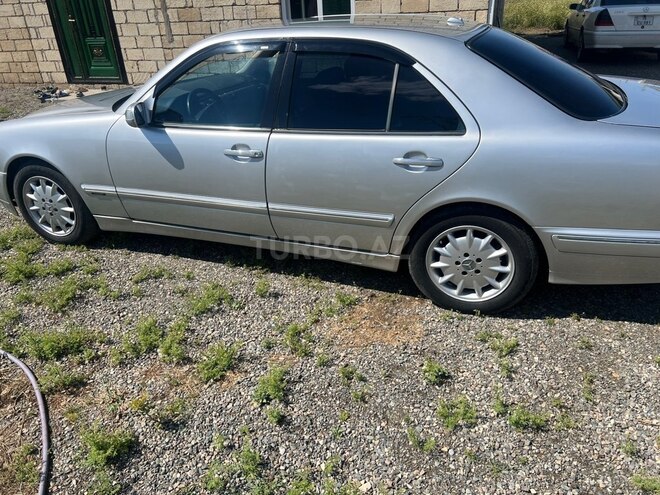 Mercedes E 240-4