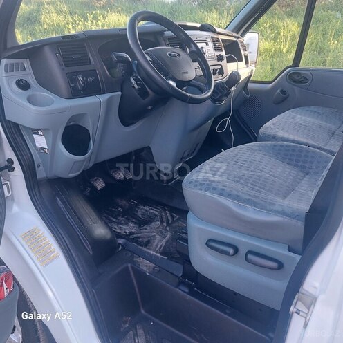 Ford Transit-13