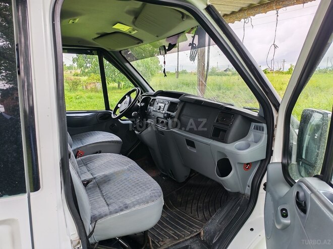 Ford Transit-5
