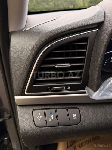 Hyundai Elantra-12