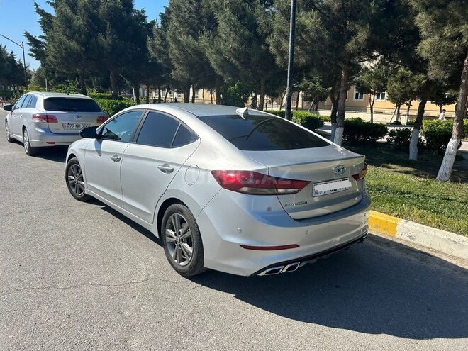 Hyundai Elantra-3