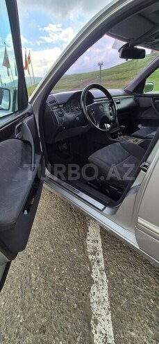 Mercedes E 240-8