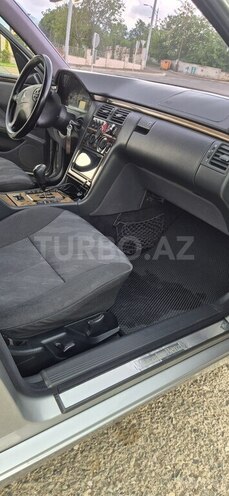 Mercedes E 240-11