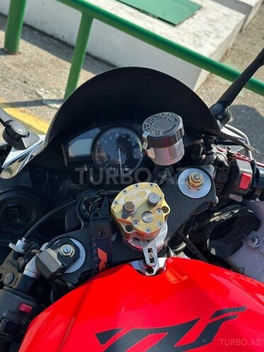 Yamaha YZF-R1-12
